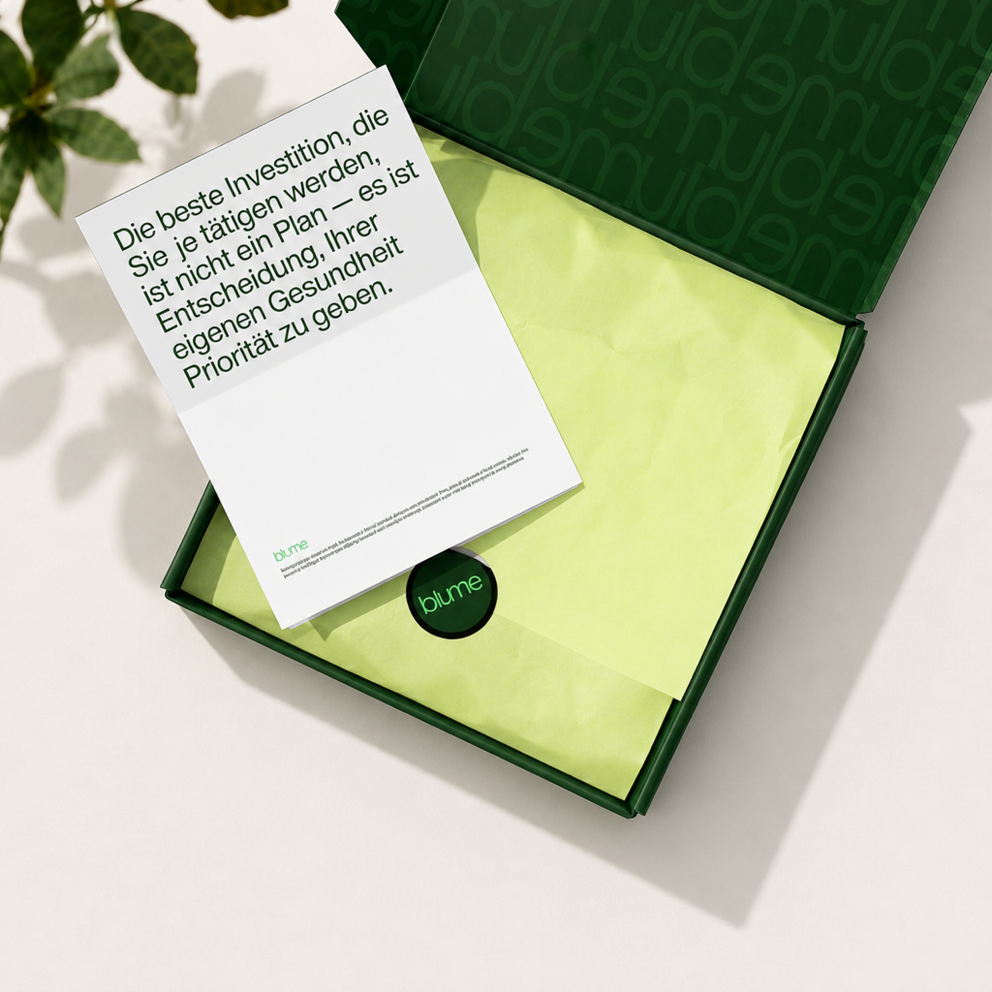 Geöffnete blume Box mit Begrüßungskarte