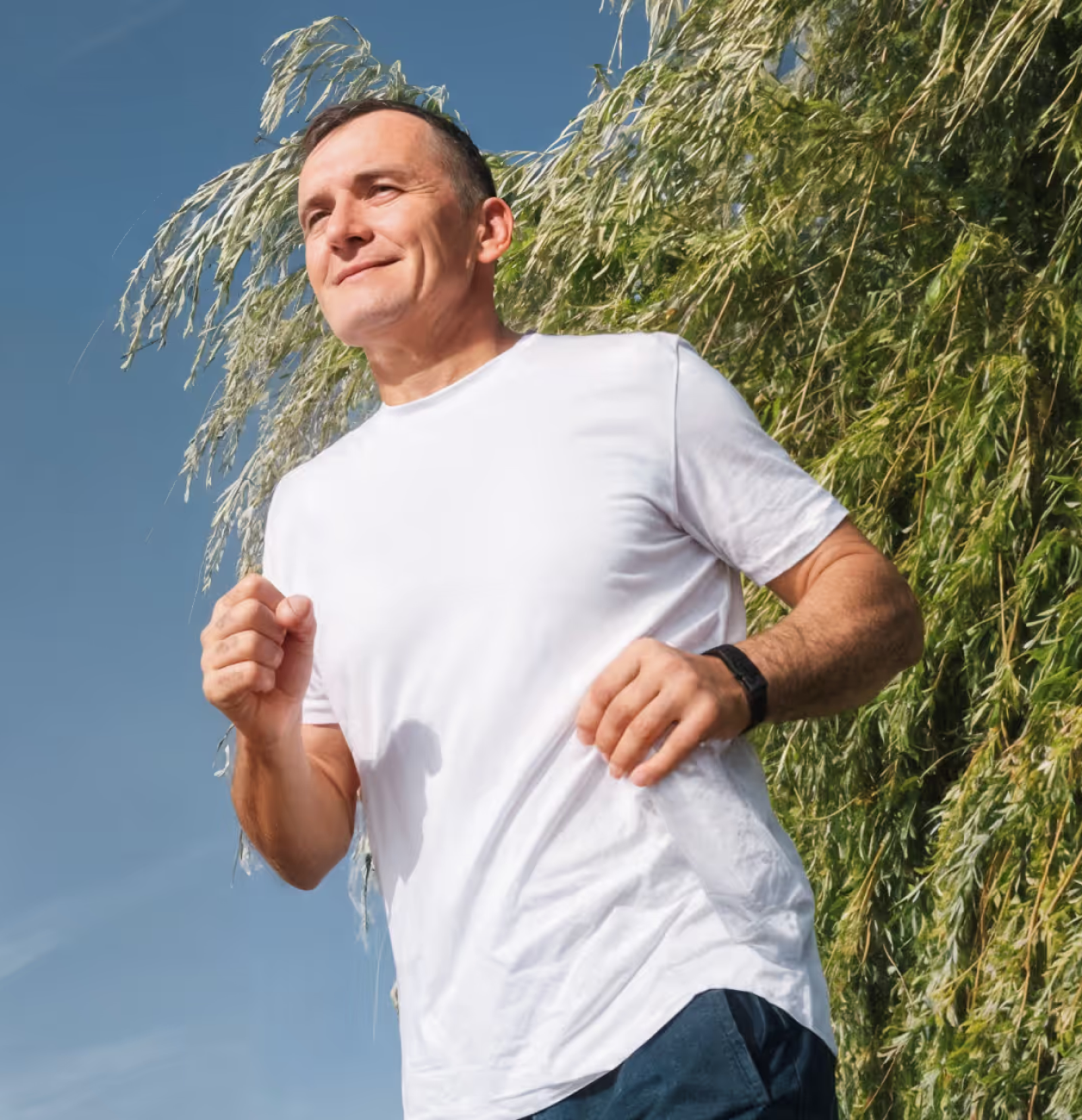 Laufender Mann im Freien